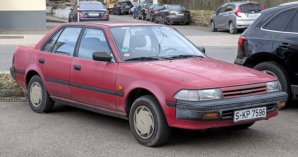 Toyota Carina T170 (1988-1992) – Moderní sedan